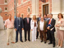 Alcaldes alcarreños con la viuda de Camilo José Cela en el Centro Cultural Conde Duque (Madrid). Fotografía de José María Casado Peña