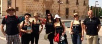 Las cuatro viajeras ante el Palacio del Infantado, en Guadalajara