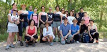 Foto de grupo junto al molino de Yela, en la orilla del Tajuña