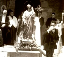 Andas de San Bernabé a la puerta de la iglesia (1958)