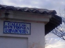 Rótulo de la calle de D.ª Petronila Rodríguez Rivadeneira en Masegoso