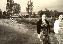 De paseo por la carretera de Brihuega (1957)